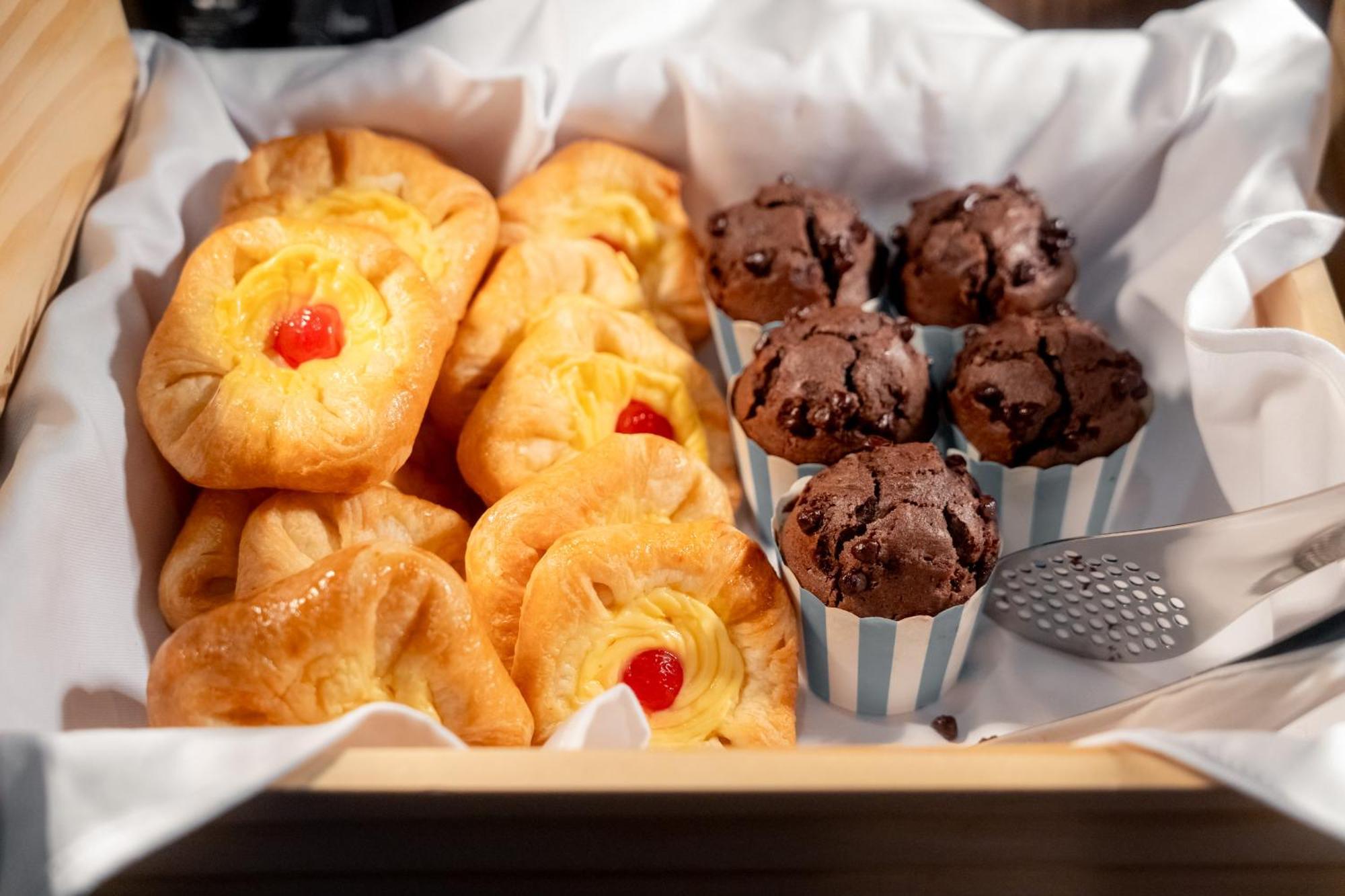 Ascott Embassy Sathorn Bangkok Hotel Ngoại thất bức ảnh A selection of pastries