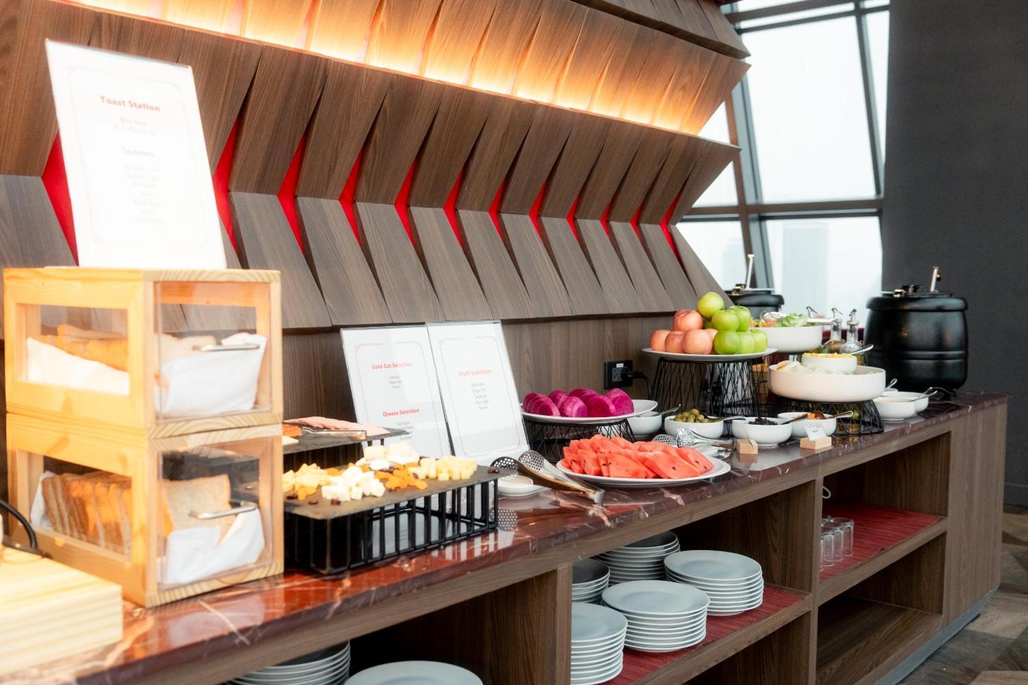 Ascott Embassy Sathorn Bangkok Hotel Ngoại thất bức ảnh A buffet at a hotel