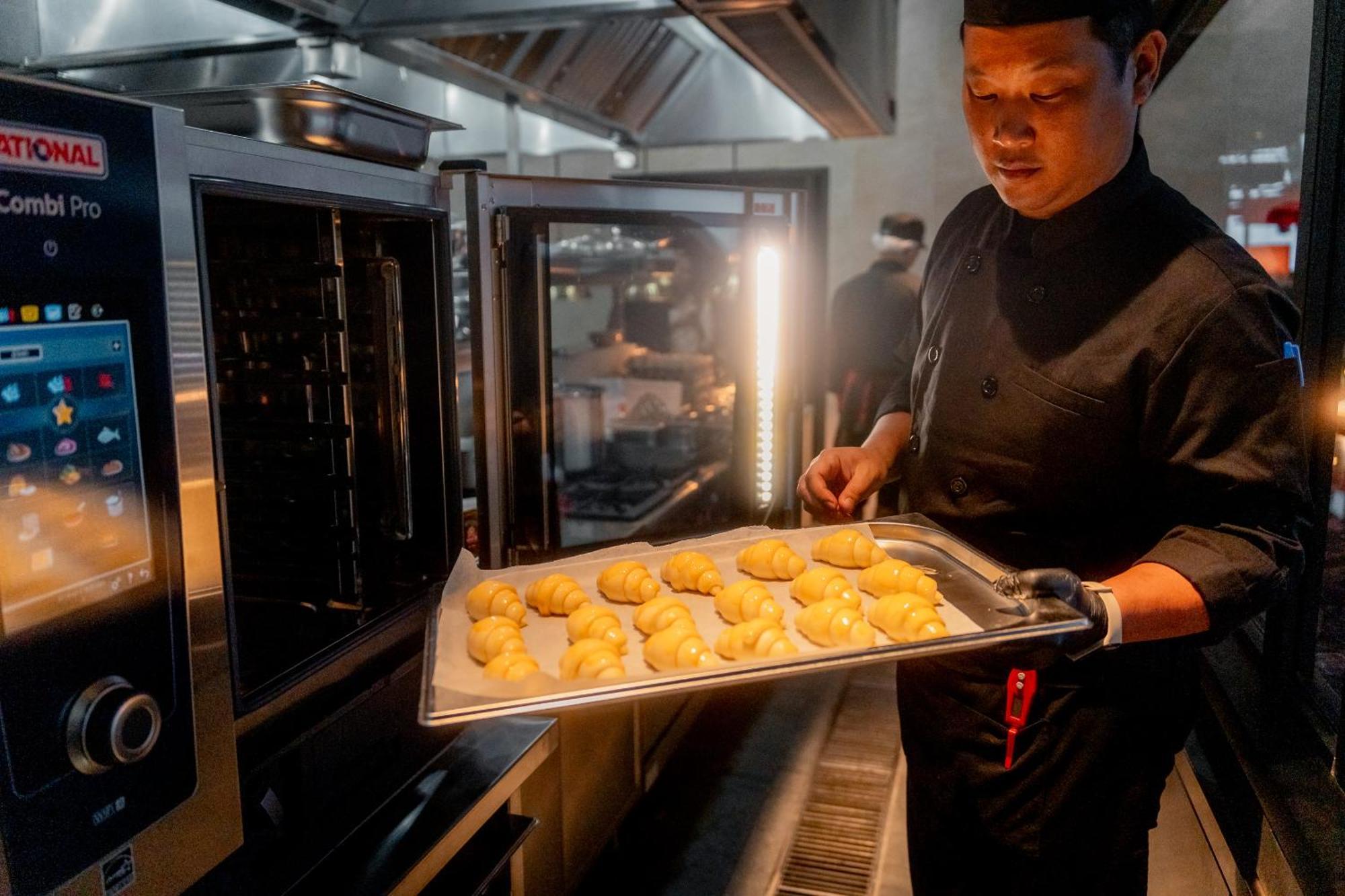 Ascott Embassy Sathorn Bangkok Hotel Ngoại thất bức ảnh A sous chef at work