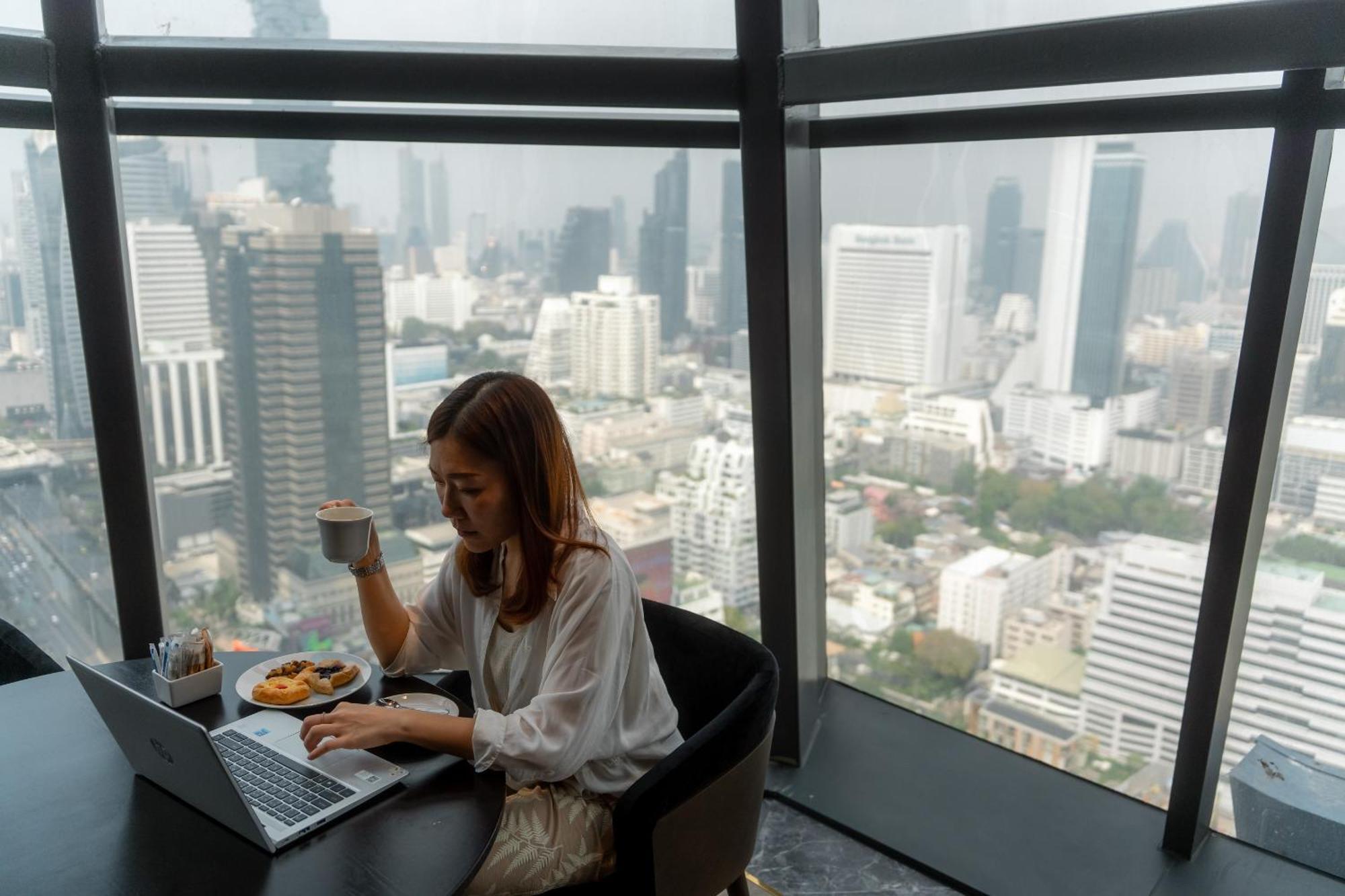 Ascott Embassy Sathorn Bangkok Hotel Ngoại thất bức ảnh A woman working in Bangkok