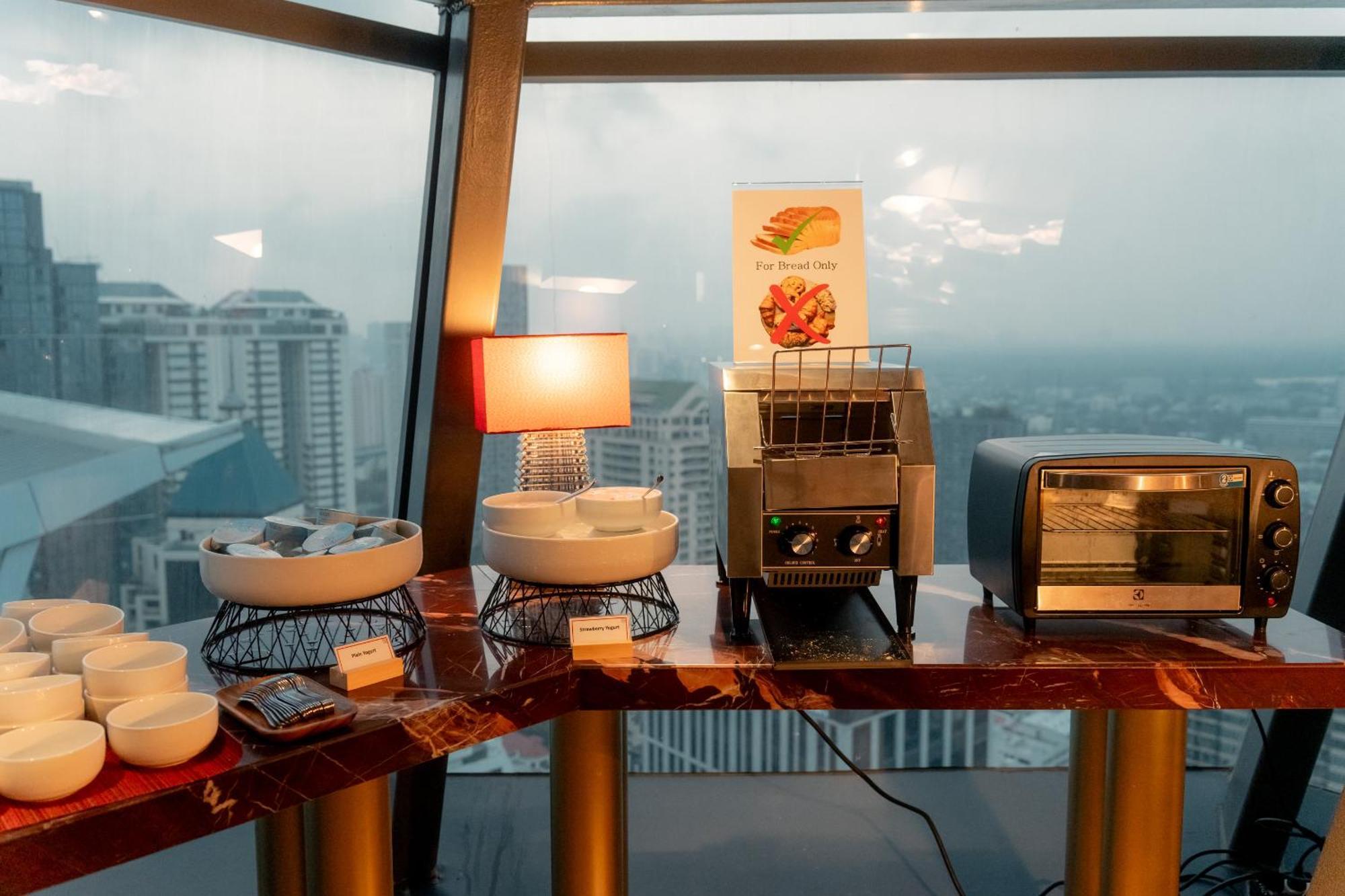 Ascott Embassy Sathorn Bangkok Hotel Ngoại thất bức ảnh A coffee machine at a hotel
