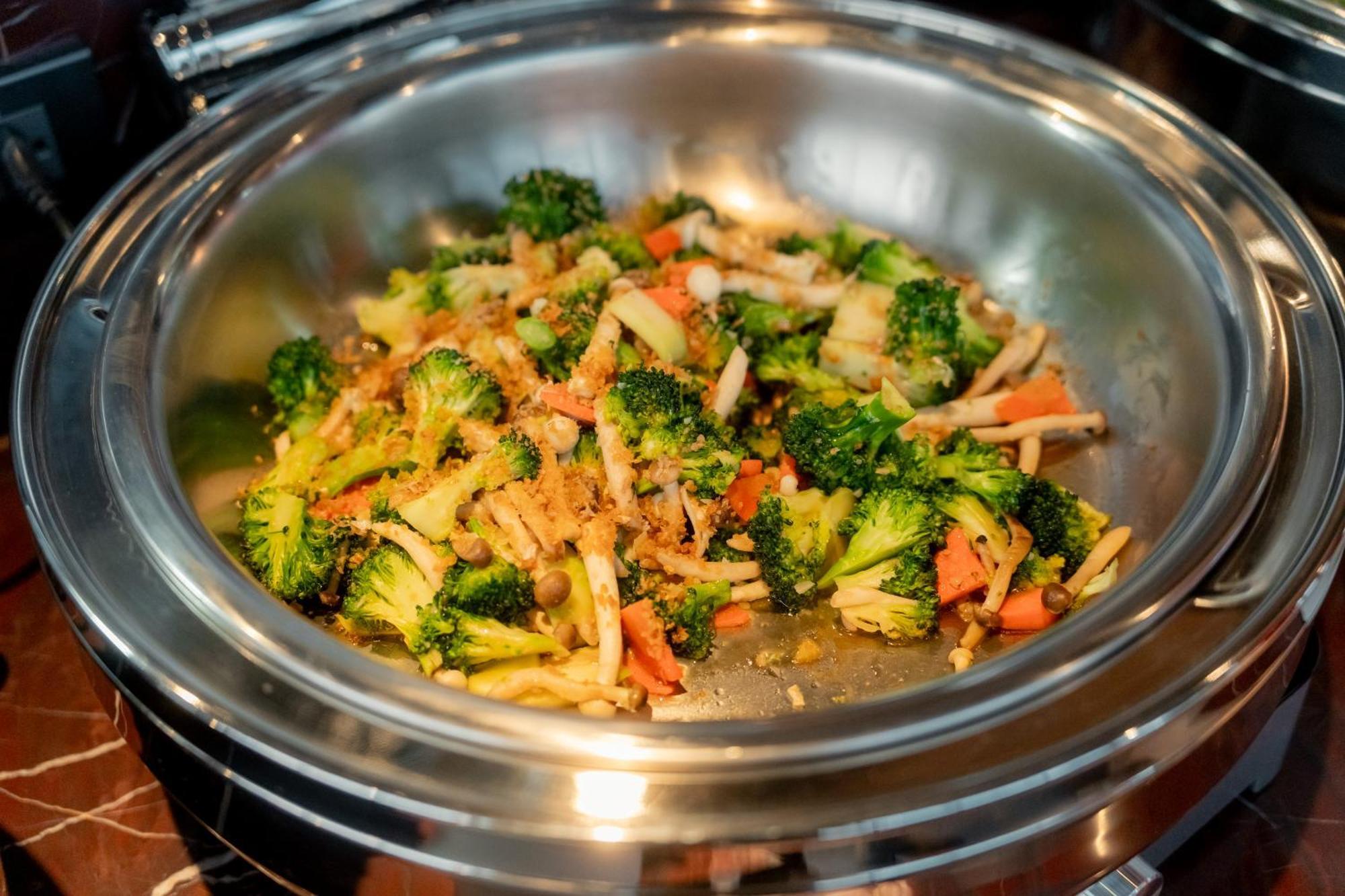 Ascott Embassy Sathorn Bangkok Hotel Ngoại thất bức ảnh A chafing dish with food