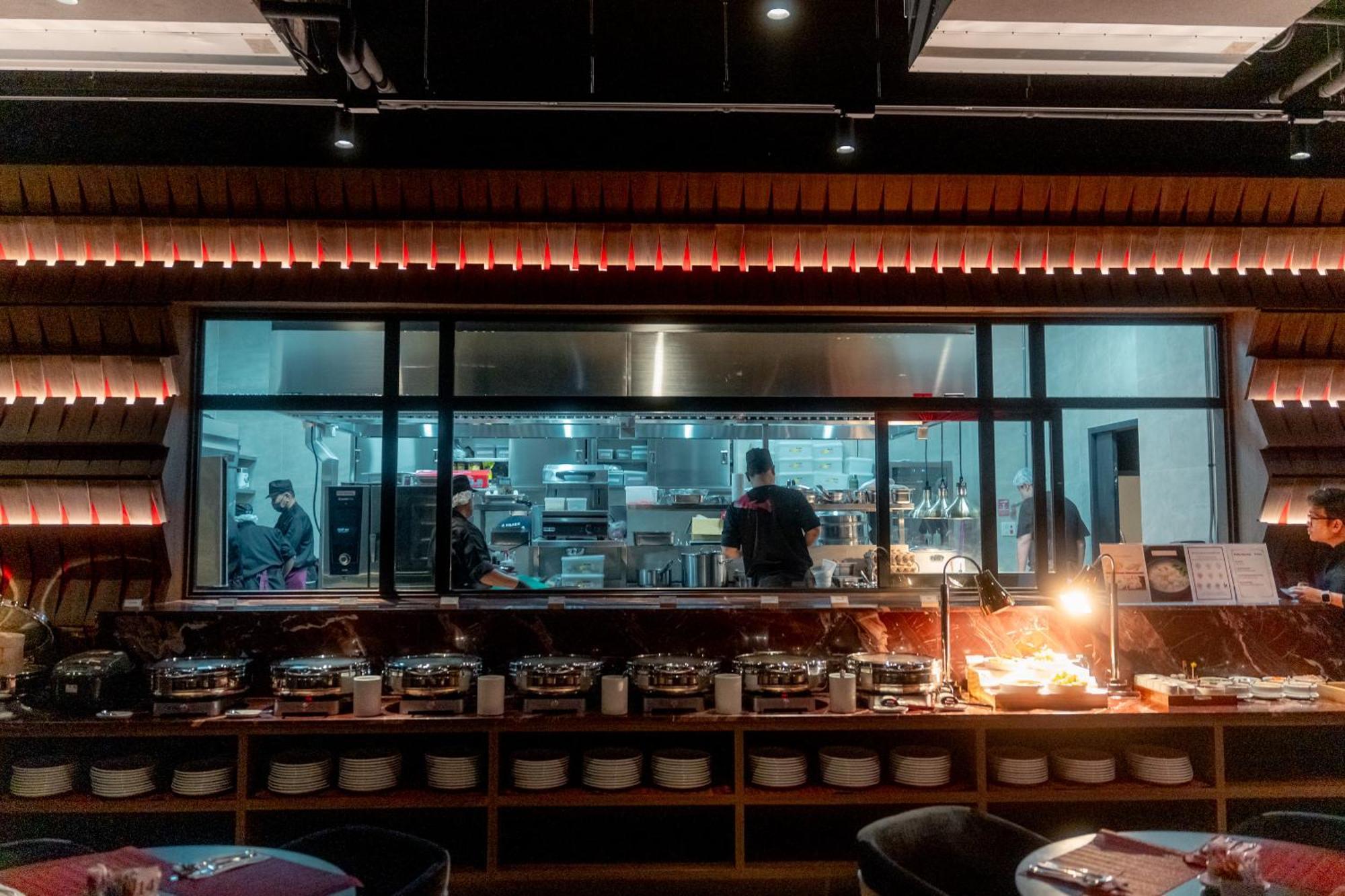 Ascott Embassy Sathorn Bangkok Hotel Ngoại thất bức ảnh The open kitchen at the restaurant