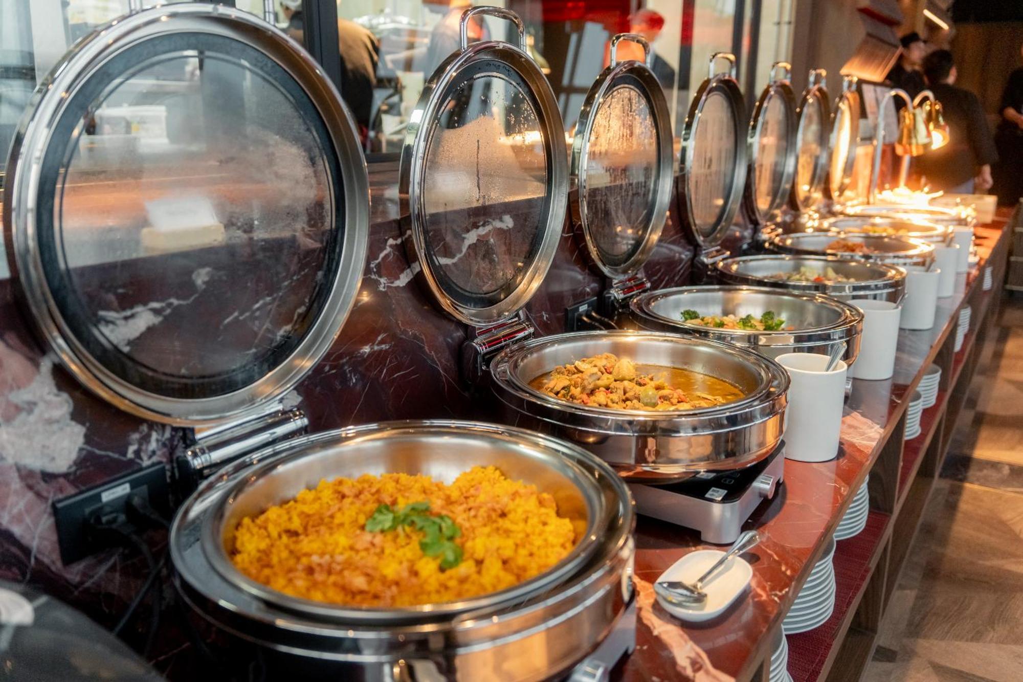 Ascott Embassy Sathorn Bangkok Hotel Ngoại thất bức ảnh A chafing dish buffet