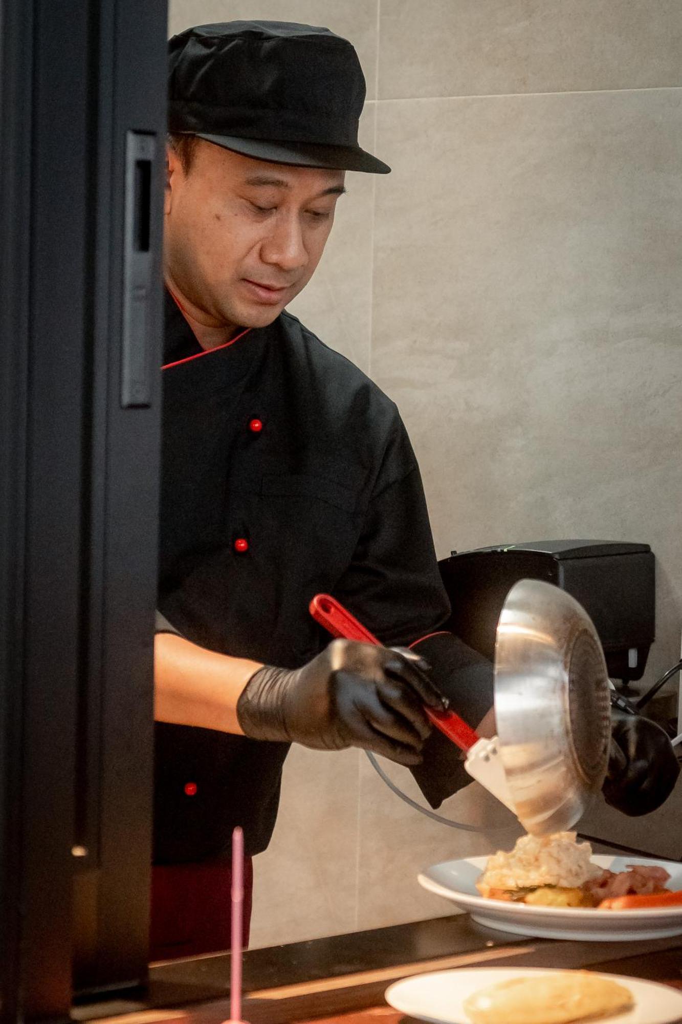 Ascott Embassy Sathorn Bangkok Hotel Ngoại thất bức ảnh A waiter writing down an order